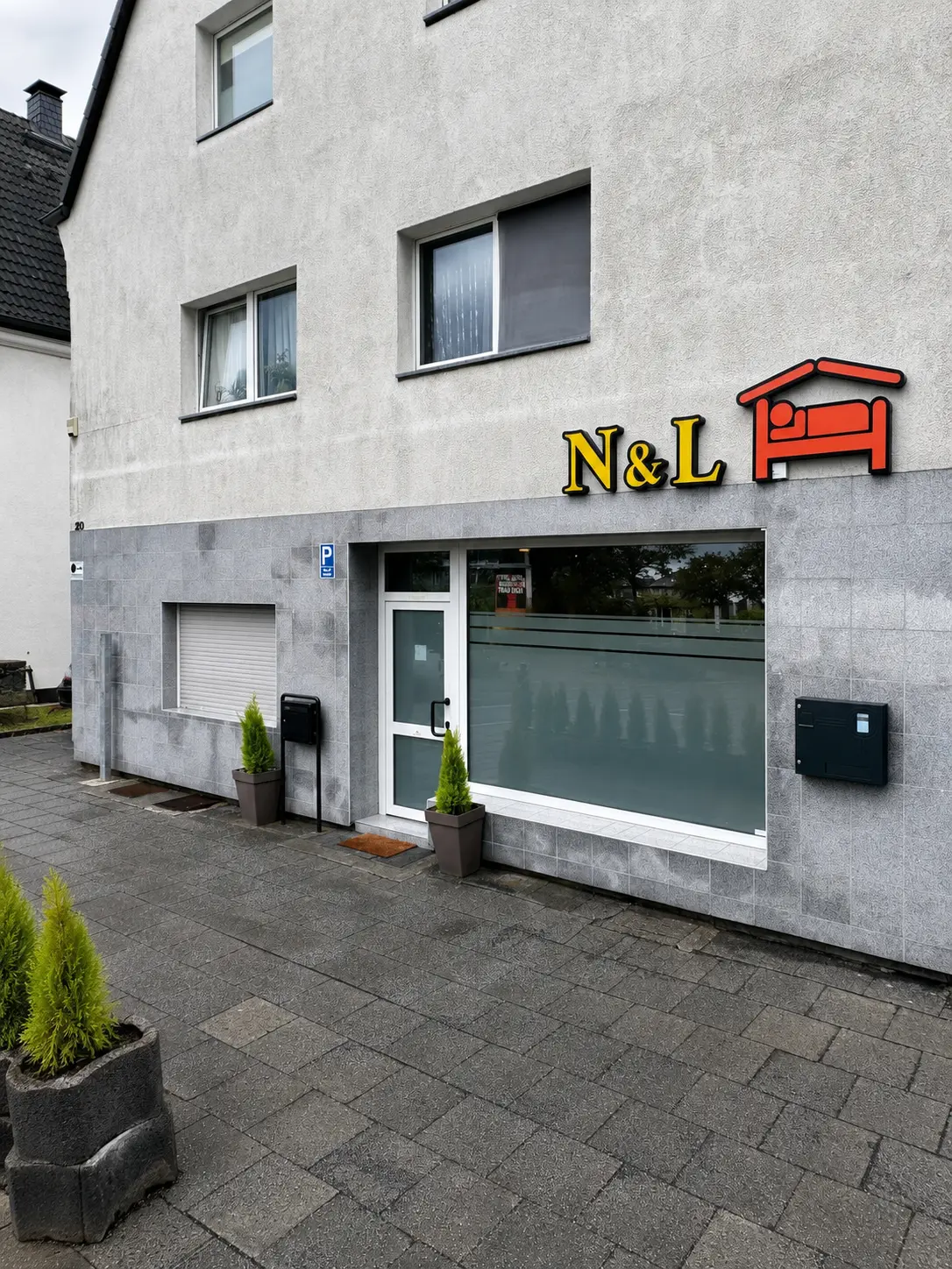 Außenansicht des NL-Apartments in Leverkusen-Wiesdorf mit N&L-Schild